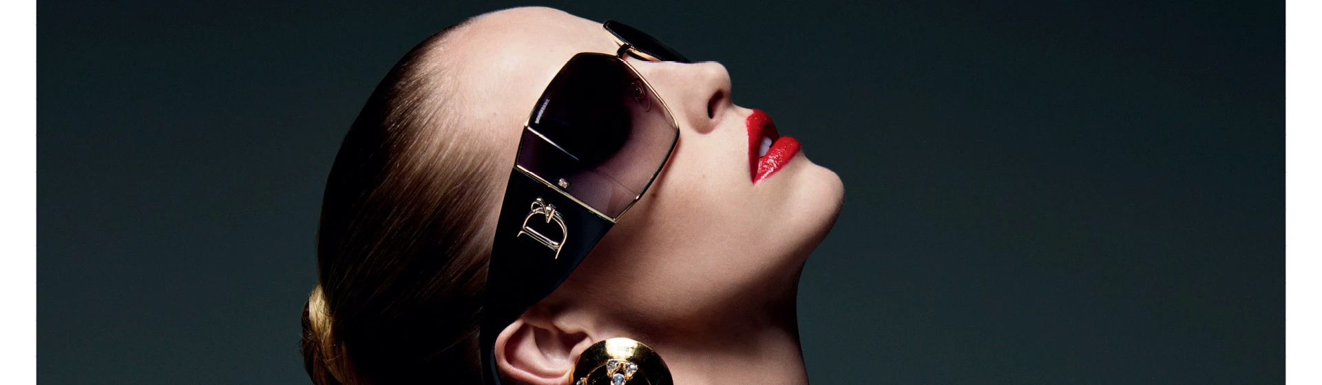 zamyślona kobieta w okularach